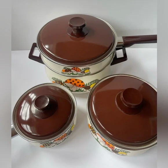 SOLD//Vintage 1970s Sears “Merry Mushroom” Pots and Pans, Set of 4 - Picture 5 of 10